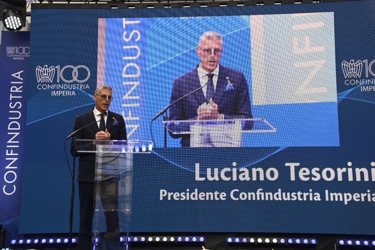Confindustria festeggia i 100 anni. Al via l’assemblea con Beppe Severgnini