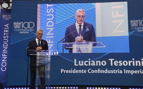 Confindustria festeggia i 100 anni. Al via l’assemblea con Beppe Severgnini