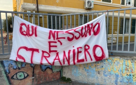 «Qui nessuno è straniero». Liceo Amoretti contro il tetto del 30% nelle classi