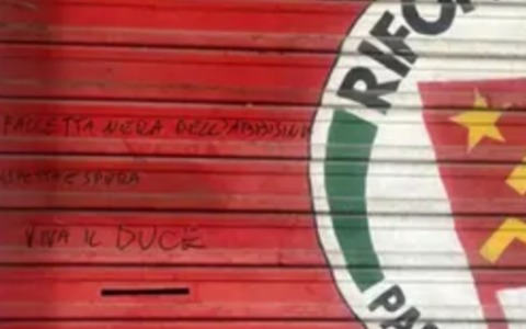 Scritte fasciste sulla serranda di Rifondazione. «Serve risposta netta»