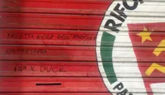 Scritte fasciste sulla serranda di Rifondazione. «Serve risposta netta»