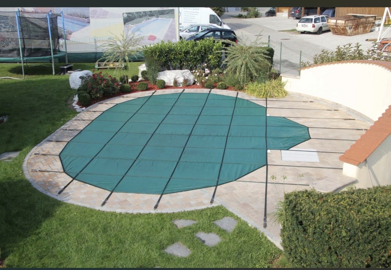 Piscina, la manutenzione invernale: copertura e svernamento per evitare danni