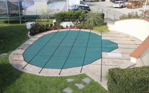 Piscina, la manutenzione invernale: copertura e svernamento per evitare danni