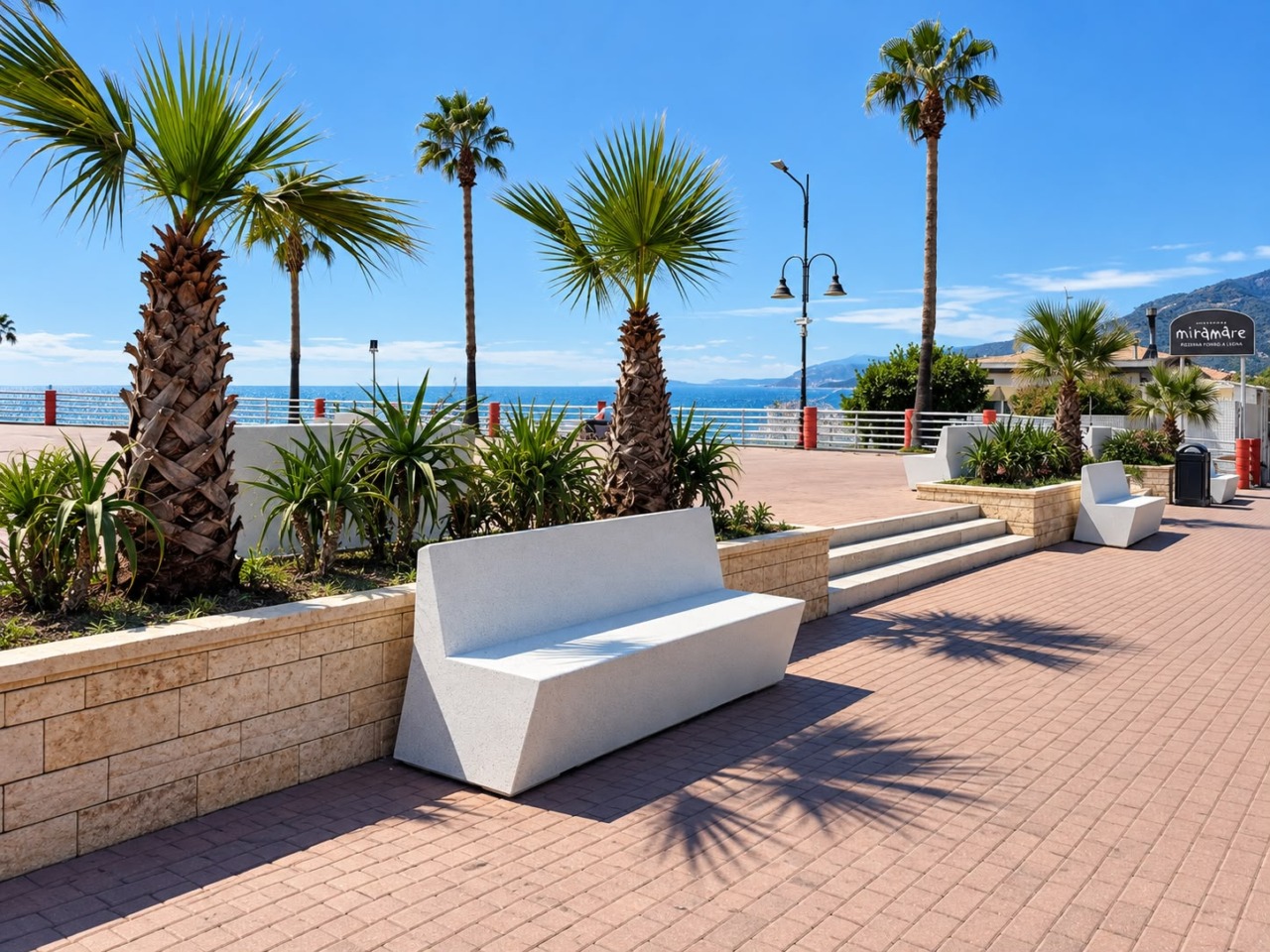 Iniziata l’installazione delle nuove panchine sul Lungomare di Ventimiglia