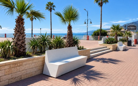 Iniziata l’installazione delle nuove panchine sul Lungomare di Ventimiglia