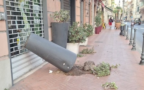 Vandali scatenati la notte scorsa a Bordighera, vasi e scooter rovesciati