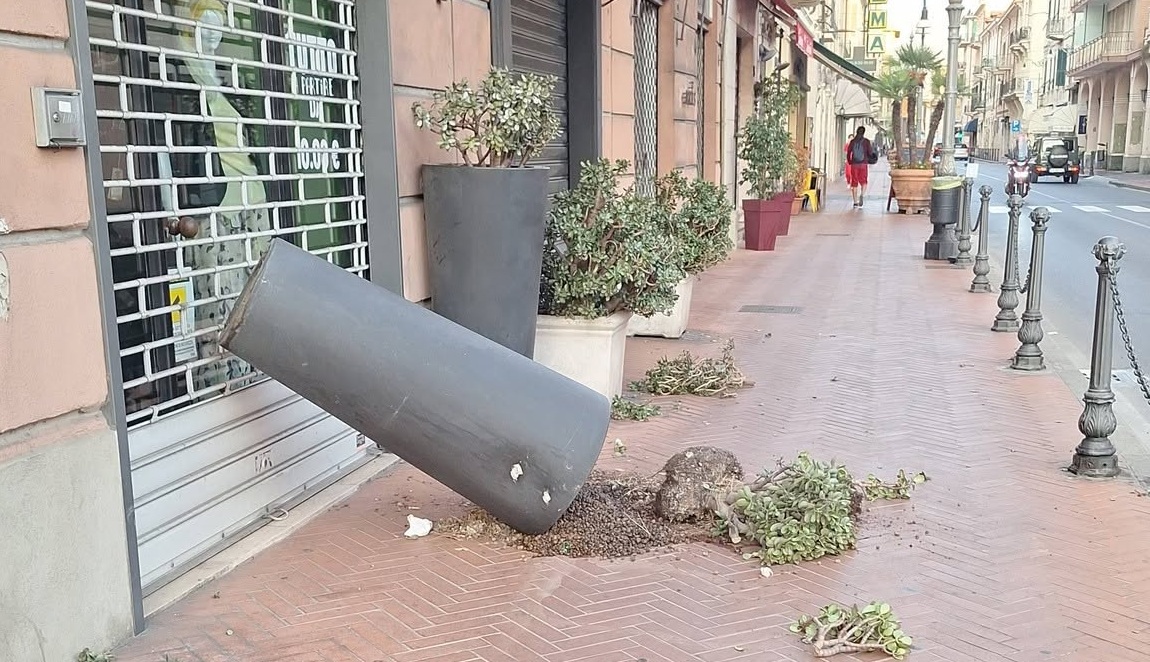 Vandali scatenati la notte scorsa a Bordighera, vasi e scooter rovesciati
