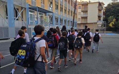 Primo giorno di scuola, il sindaco Baldassarre agli alunni: «Siate curiosi e non abbiate paura di sbagliare»