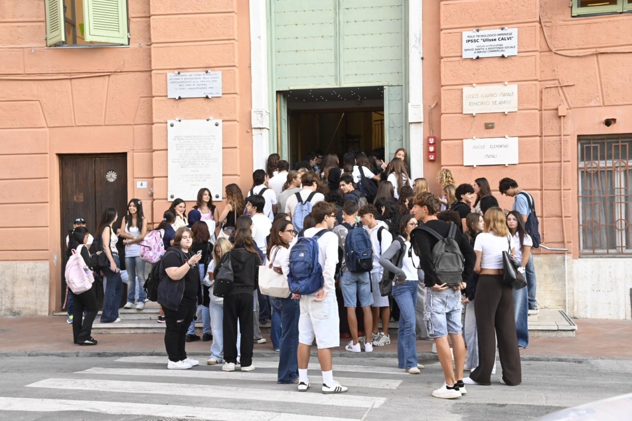 Scajola agli studenti per il nuovo anno scolastico: «La scuola vi insegni ad affrontare anche le giornate storte»