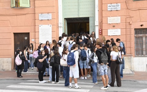 Scajola agli studenti per il nuovo anno scolastico: «La scuola vi insegni ad affrontare anche le giornate storte»