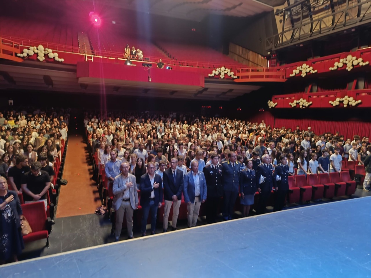Primo giorno al Liceo Cassini, 250 nuovi studenti accolti al Teatro Ariston
