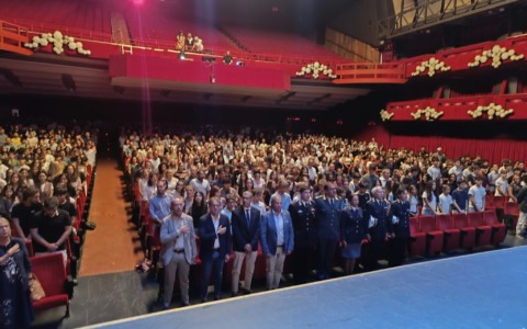 Primo giorno al Liceo Cassini, 250 nuovi studenti accolti al Teatro Ariston