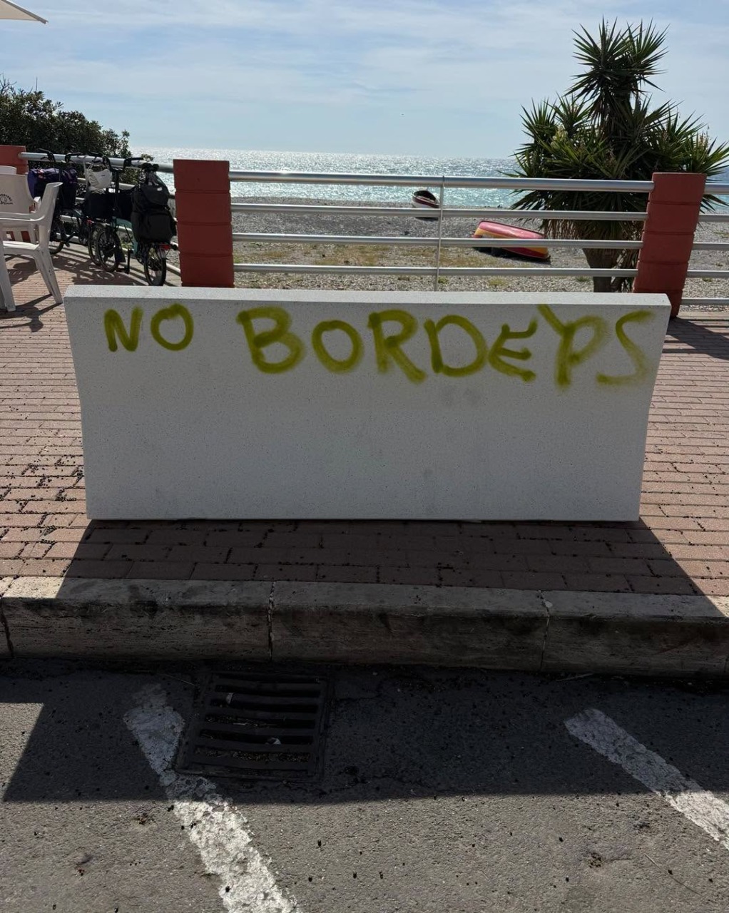 Vandali (“beccati”?) imbrattano le nuove panchine della passeggiata di Ventimiglia