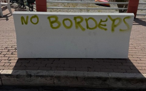 Vandali (“beccati”?) imbrattano le nuove panchine della passeggiata di Ventimiglia