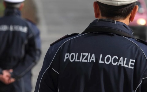 La Polizia Locale avverte gli automobilisti con un bigliettino: “Ma dall’1 ottobre si multa”