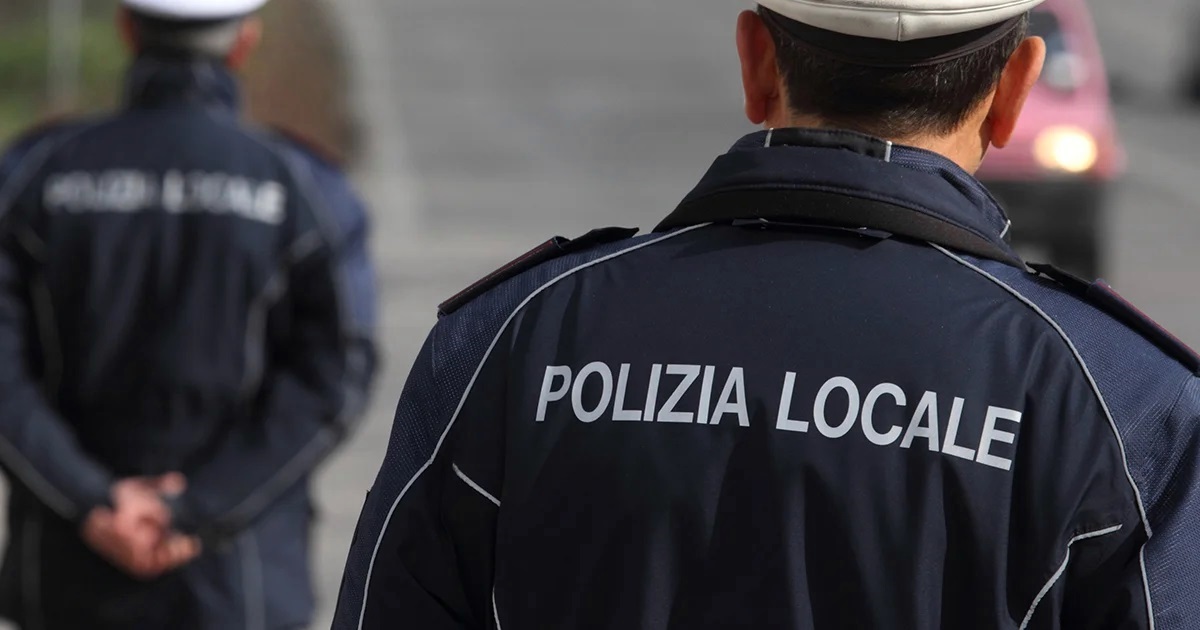 La Polizia Locale avverte gli automobilisti con un bigliettino: “Ma dall’1 ottobre si multa”