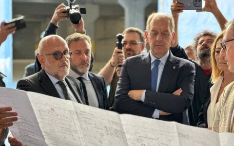 Il sottosegretario La Pietra in visita al Mercato dei Fiori