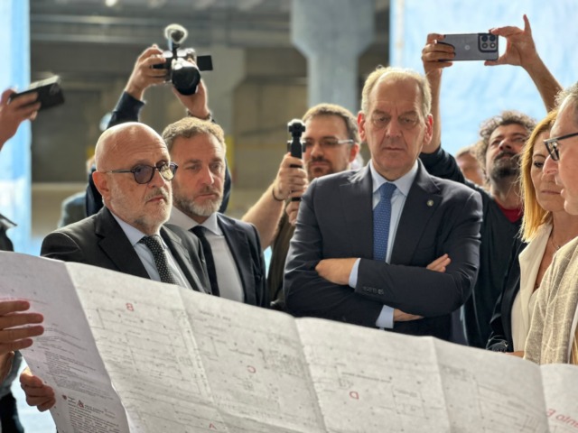 Il sottosegretario La Pietra in visita al Mercato dei Fiori