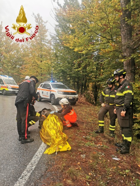 Auto finisce fuori strada. Due anziani feriti soccorsi sulla Provinciale 100