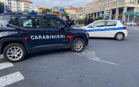 Un’orda di ragazzini assalta un parco a Imperia. Fumogeni, petardi ed estintori
