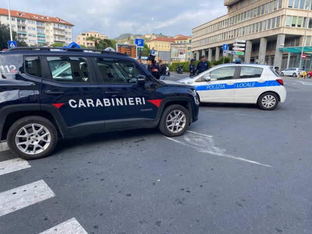 Un’orda di ragazzini assalta un parco a Imperia. Fumogeni, petardi ed estintori