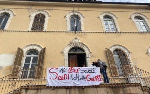 Liceo artistico in autogestione: «Non vogliamo soldi per le armi, ma per la scuola»