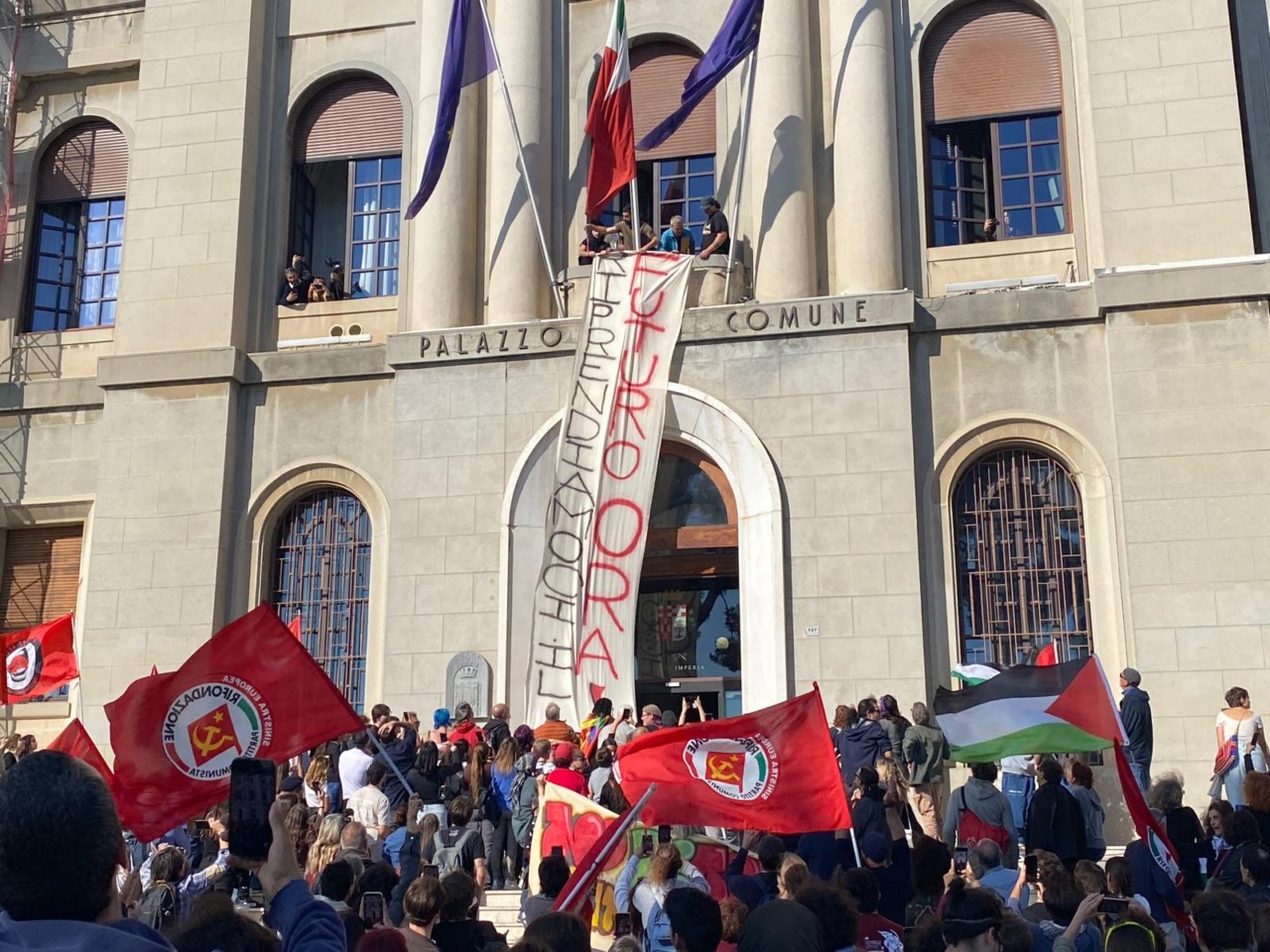 Manifestanti appendono striscione in comune e incontrano il sindaco Scajola