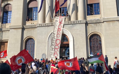 Manifestanti appendono striscione in comune e incontrano il sindaco Scajola