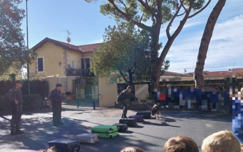 La Guardia di Finanza incontra gli alunni della scuola Santa Marta