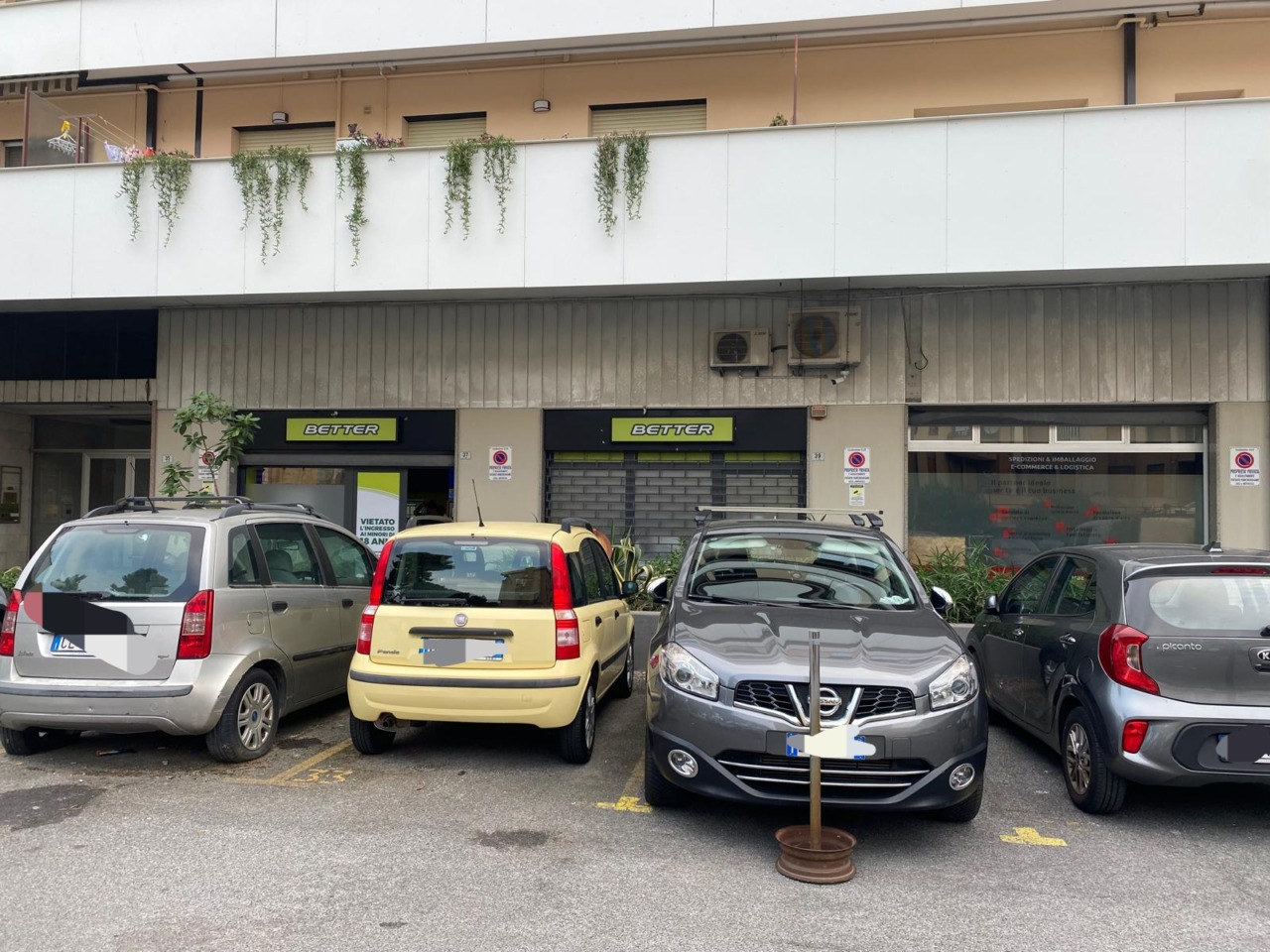 Attimi di follia a Imperia: dà in escandescenze e minaccia i residenti
