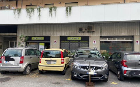 Attimi di follia a Imperia: dà in escandescenze e minaccia i residenti