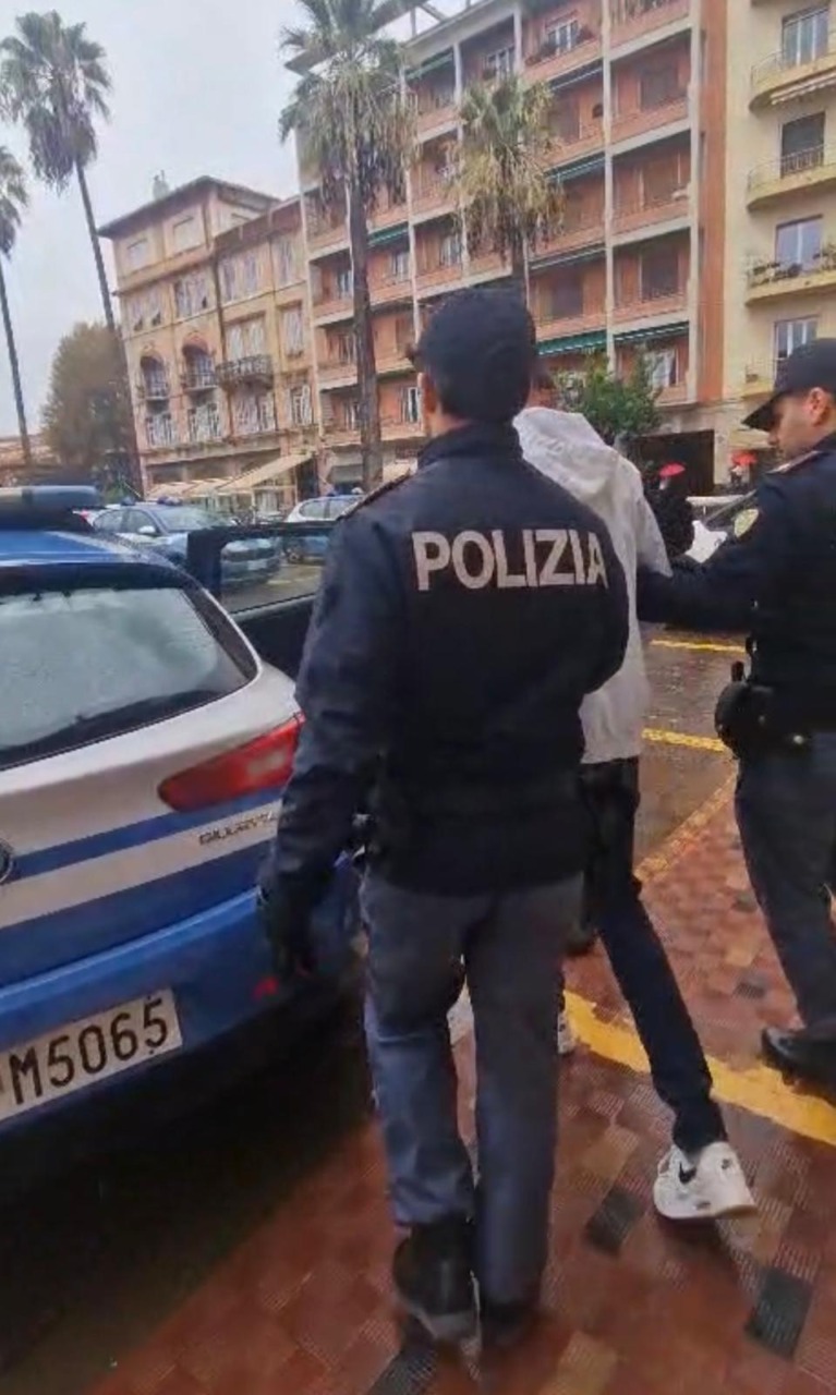 Ricercato a livello internazionale arrestato al confine: deve scontare oltre 5 anni di carcere