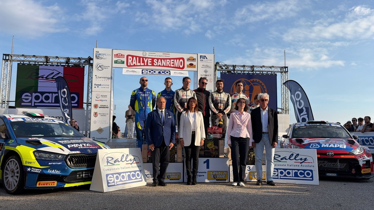 Il savonese Fabio Andolfi (Lancia Ypsilon) è il re del 73° Rallye Sanremo. A Daprà basta la seconda piazza per laurearsi Campione Italiano 2026