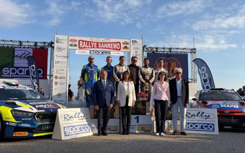 Il savonese Fabio Andolfi (Lancia Ypsilon) è il re del 73° Rallye Sanremo. A Daprà basta la seconda piazza per laurearsi Campione Italiano 2026