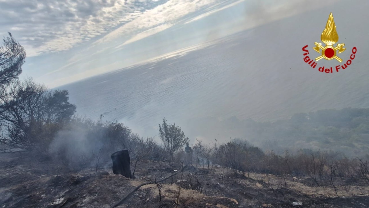 Incendio alla Mortola, riaperta l’Aurelia a senso unico alternato