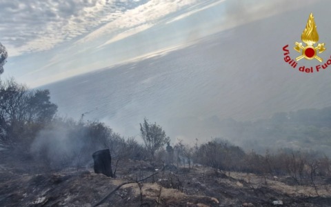 Incendio alla Mortola, riaperta l’Aurelia a senso unico alternato