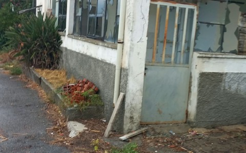 Maxi sgombero delle case occupate, in campo anche un elicottero della Polizia