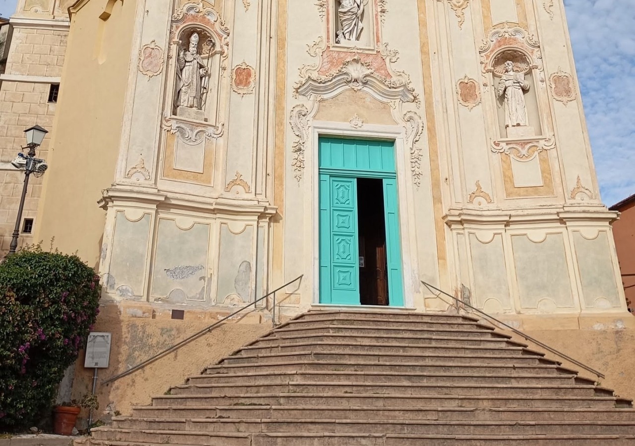 Il nuovo colore “verde Tiffany” del portone della Chiesa dei Corallini divide la comunità di Cervo