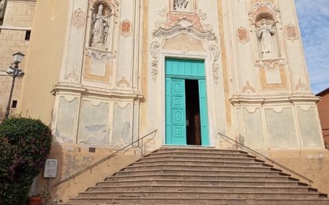 Il nuovo colore “verde Tiffany” del portone della Chiesa dei Corallini divide la comunità di Cervo