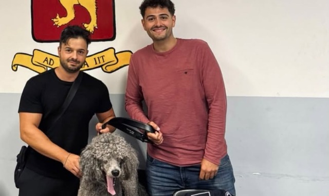 Agenti della Polizia locale di Ventimiglia “salvano” un cane tra le auto in transito