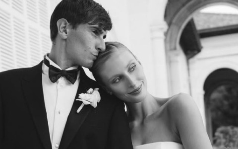 Dichiarazione d’amore in inglese, ma nozze a Sanremo, Malafemmena di sottofondo e la glamour Portofino per Matteo Arnaldi