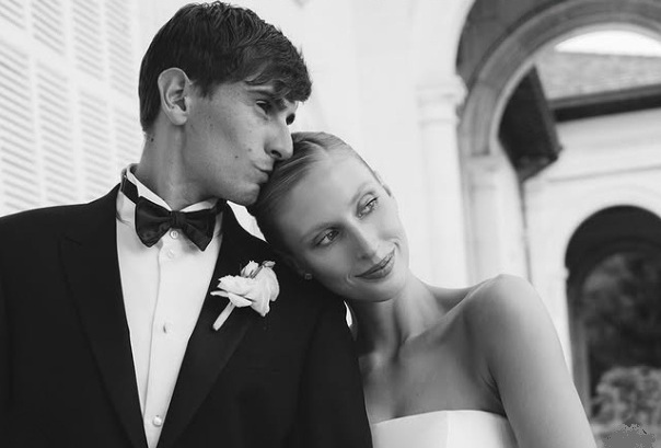 Dichiarazione d’amore in inglese, ma nozze a Sanremo, Malafemmena di sottofondo e la glamour Portofino per Matteo Arnaldi