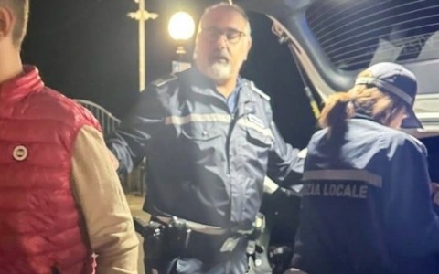 Lieto fine: il figlio si allontana da casa. La Polizia Municipale lo trova e lo riporta alla mamma. Che ringrazia