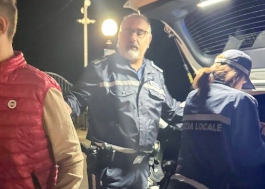 Lieto fine: il figlio si allontana da casa. La Polizia Municipale lo trova e lo riporta alla mamma. Che ringrazia
