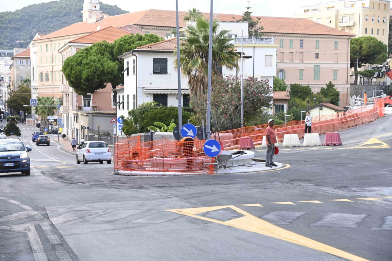 Imperia, aperta la nuova rotonda di via Serrati