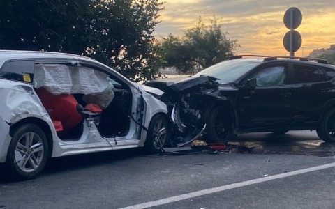 Schianto frontale tra auto: 5 persone coinvolte e un neonato