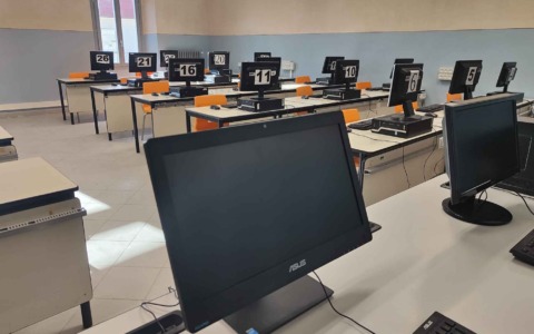Il “piano scuola connessa” , il regalo si trasforma in beffa .
