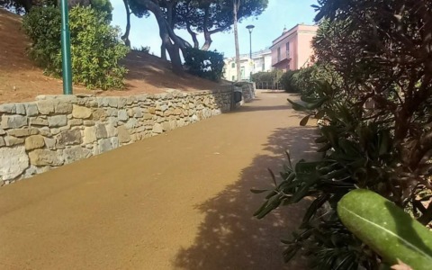 Rifatta via Stella Maris a Bordighera: “Con il grip giusto ora non si scivola più”
